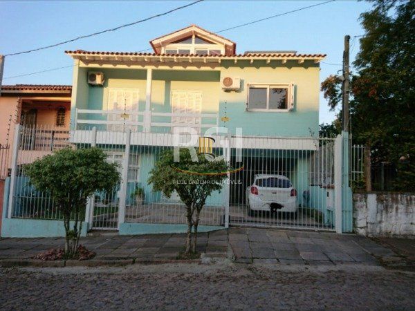 Casa em Porto Alegre, no bairro Espirito Santo, com 4 dormitório(s), e 4 banheiros, à venda.