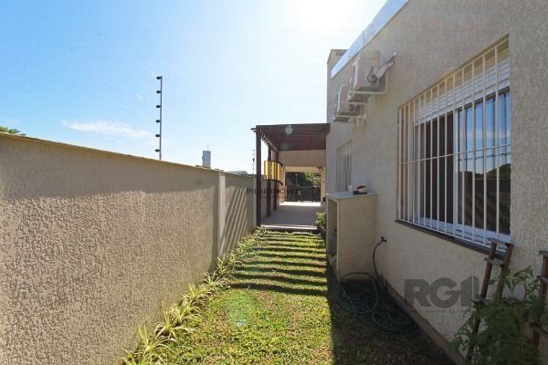 Casa em Porto Alegre, no bairro Espírito Santo, com 3 dormitório(s), e 3 banheiros, à venda.