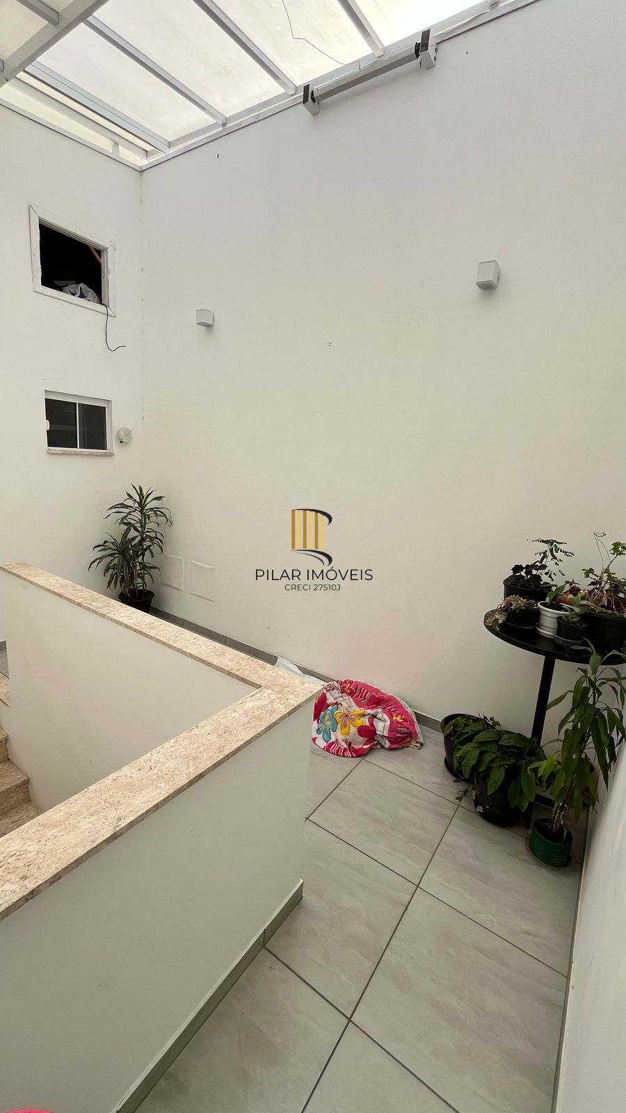 Vendo prédio comercial com 01 loja e 02 apartamentos. Excelente para investimento.