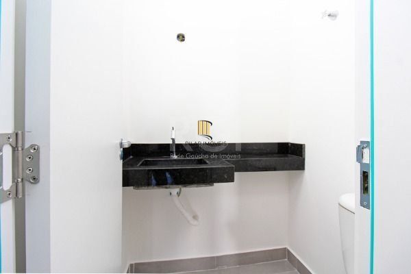 Casa em Porto Alegre, no bairro Hípica, com 2 dormitório(s), e 2 banheiros, à venda.