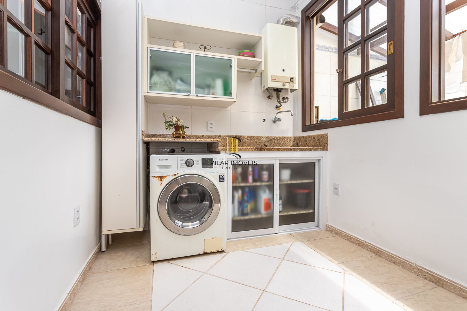 Casa de 272m², 4 dormitórios, 2 suítes e 4 vagas de garagem, no bairro Ipanema, próxima à orla do Guaíba.