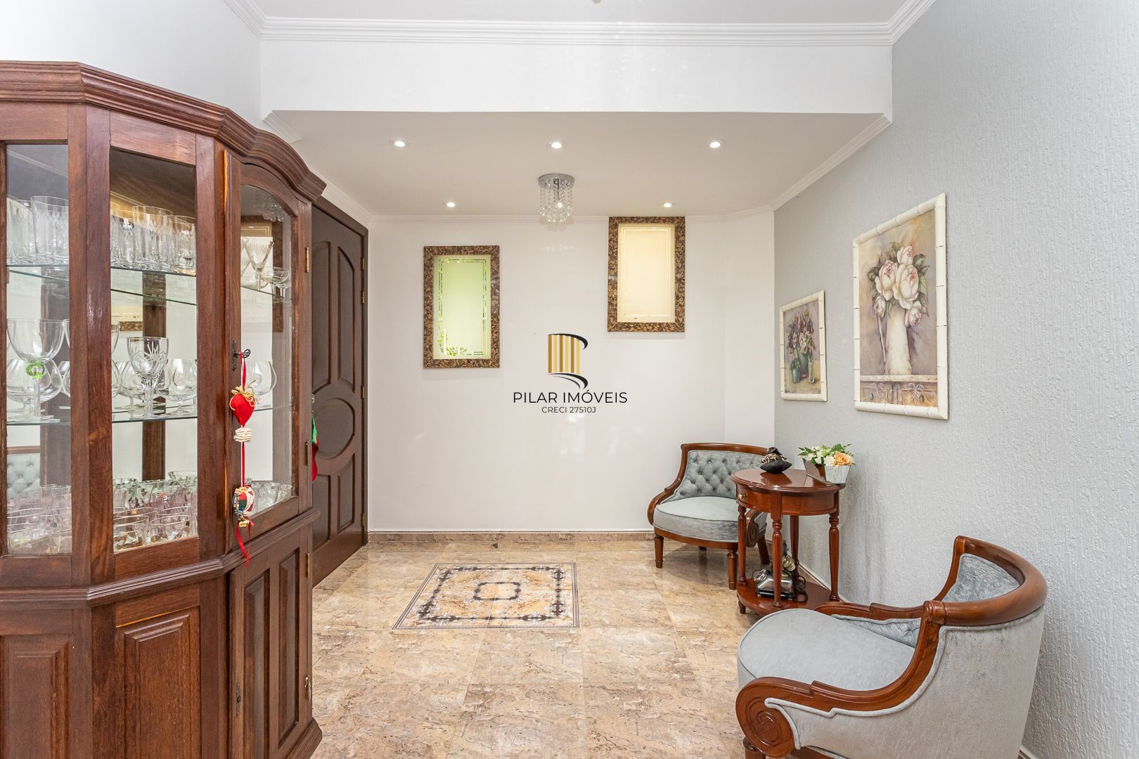 Casa de 272m², 4 dormitórios, 2 suítes e 4 vagas de garagem, no bairro Ipanema, próxima à orla do Guaíba.