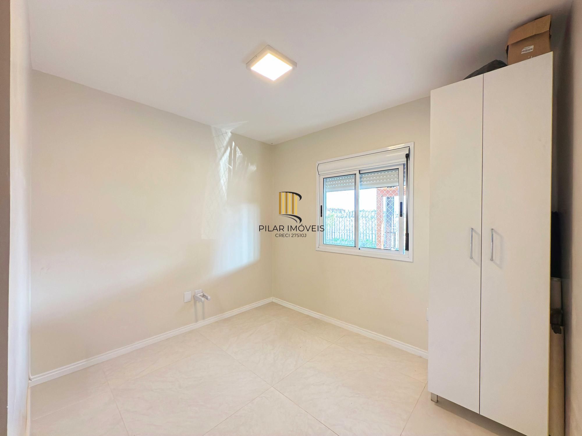 Excelente residência térrea totalmente reformada em condomínio fechado com 2 dormitórios e 2 vagas de garagens