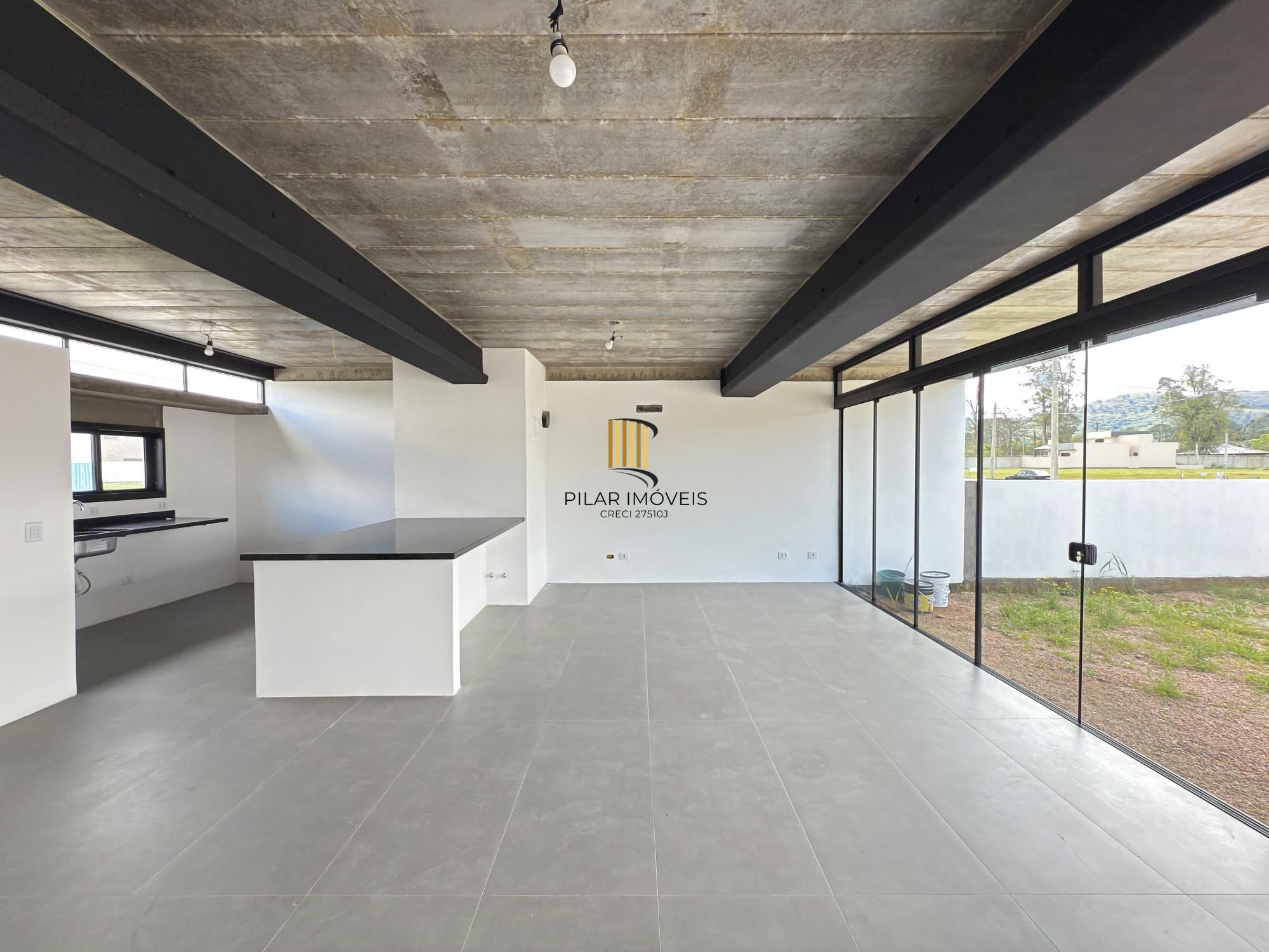 Sobrado em condomínio em Porto Alegre, no bairro Hípica, com 3 dormitórios.