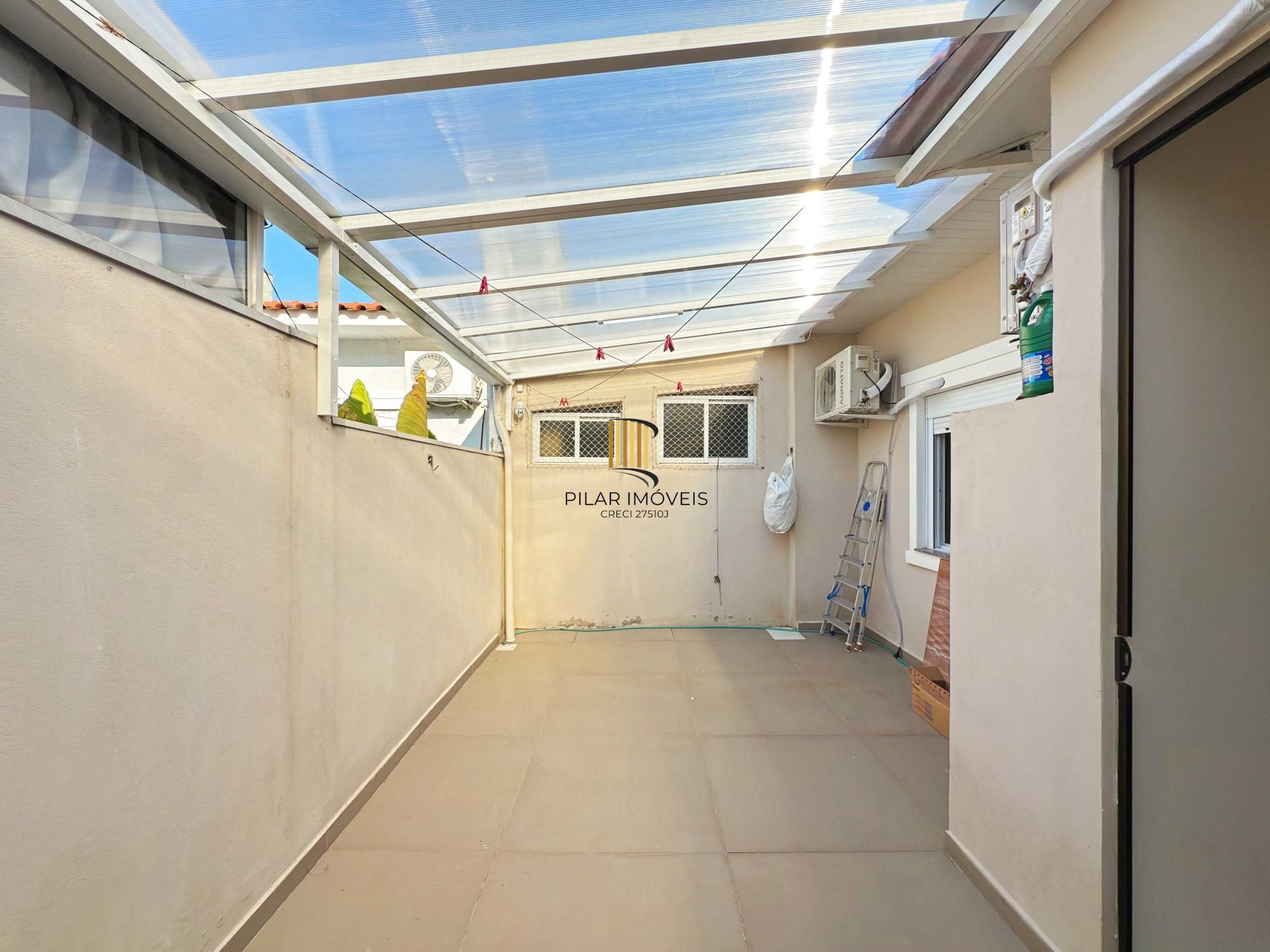 Excelente residência térrea totalmente reformada em condomínio fechado com 2 dormitórios e 2 vagas de garagens