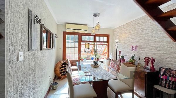Casa Condominio em Porto Alegre, no bairro Ipanema, com 3 dormitório(s), e 3 banheiros, à venda.
