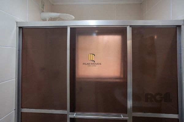 Casa em Porto Alegre, no bairro Medianeira, com 5 dormitório(s), e 5 banheiros, à venda.