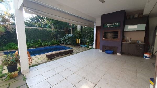 Casa em Porto Alegre, no bairro Espírito Santo, com 3 dormitório(s), e 3 banheiros, à venda.