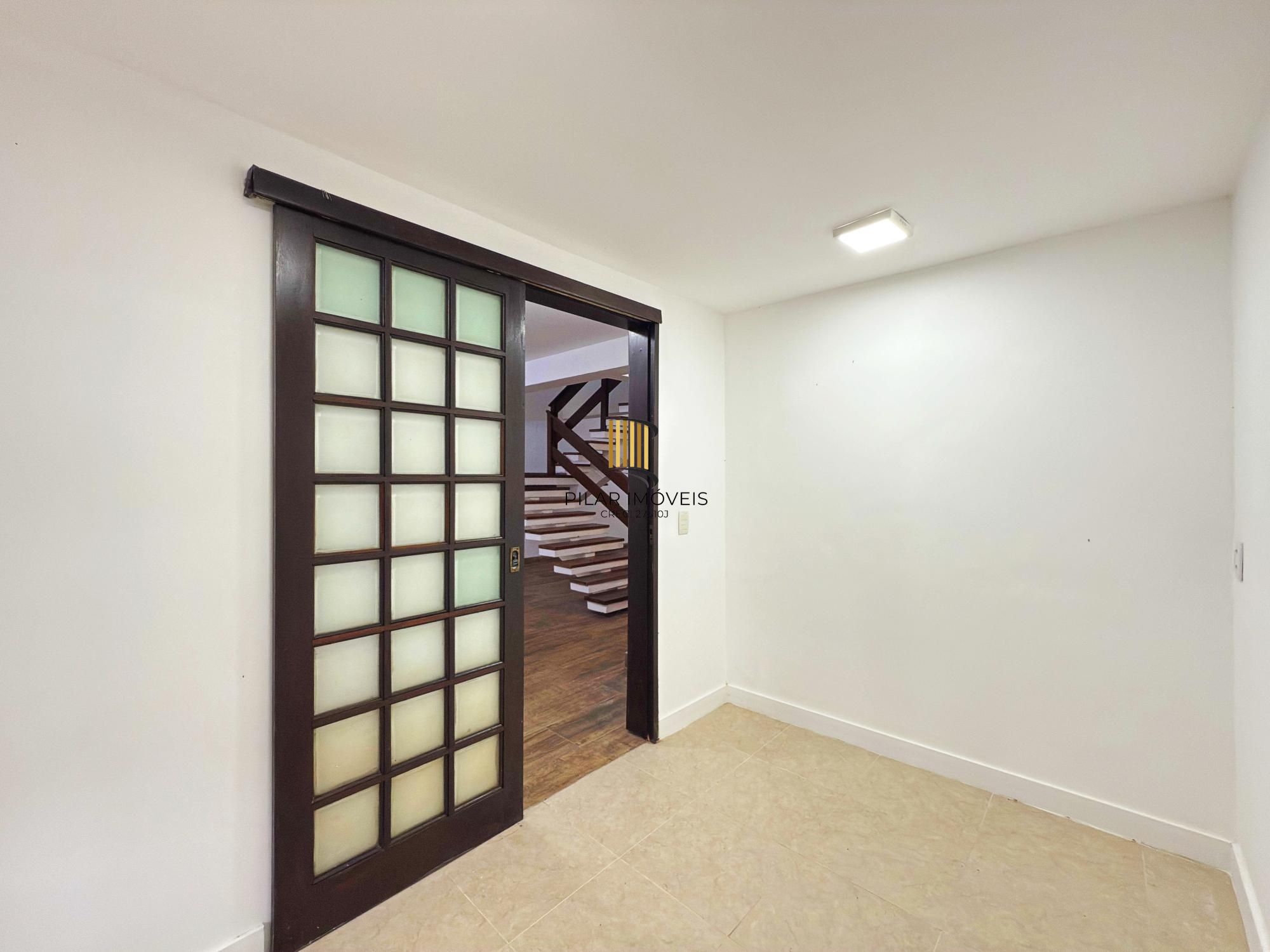 Residência á venda no bairro Guarujá com 2 dormitórios.