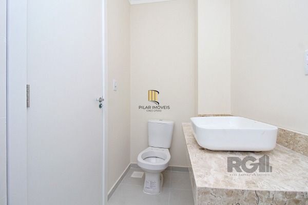 Casa em Porto Alegre, no bairro Hípica, com 3 dormitório(s), e 3 banheiros, à venda.