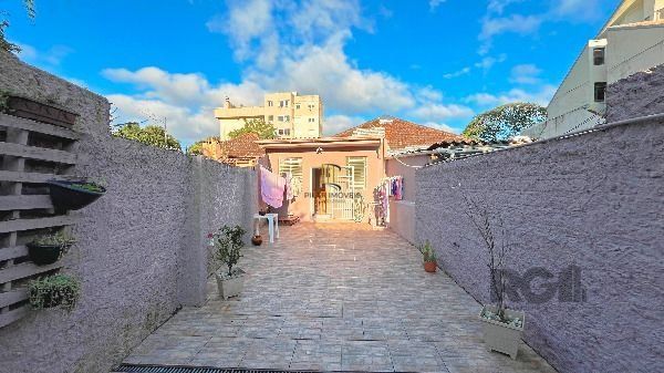 Casa em Porto Alegre, no bairro Medianeira, com 3 dormitório(s), e 3 banheiros, à venda.