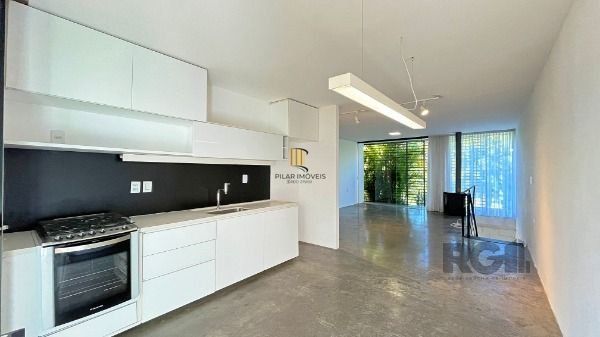 Casa em Porto Alegre, no bairro Guarujá, com 2 dormitório(s), e 2 banheiros, à venda.
