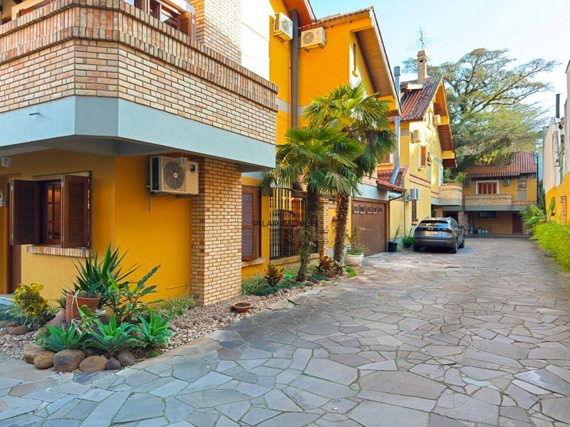 Casa Condominio com 3 dormitórios, sendo 1 suites, 2 vagas - Pedra Redonda