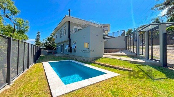Casa em Porto Alegre, no bairro Jardim Isabel, com 3 dormitório(s), e 3 banheiros, à venda.
