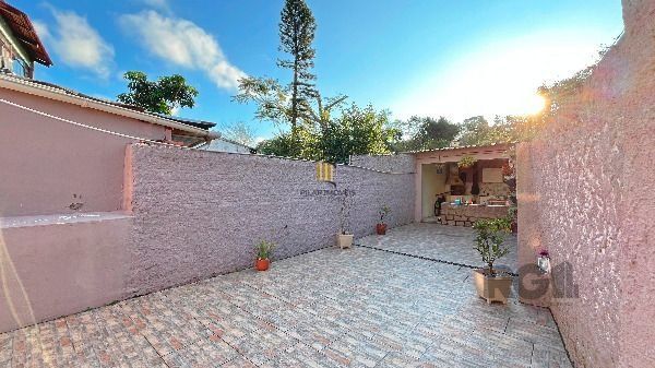 Casa em Porto Alegre, no bairro Medianeira, com 3 dormitório(s), e 3 banheiros, à venda.