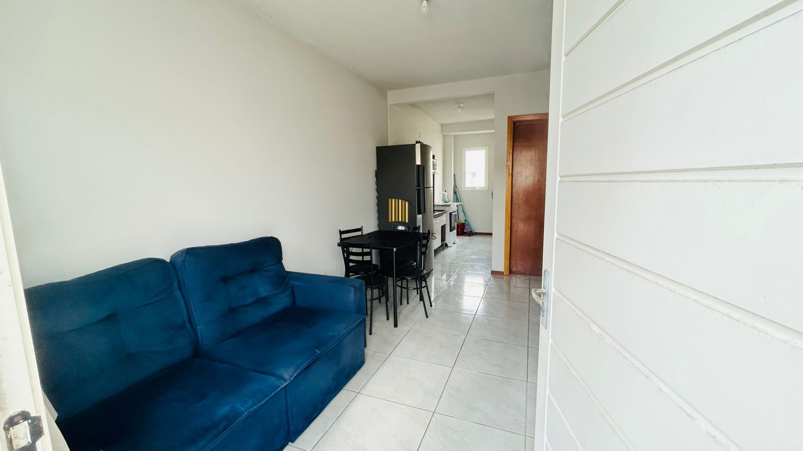 Apartamento 2 dormitórios com box e churrasqueira.