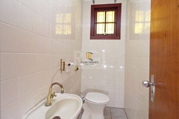 Casa em Porto Alegre, no bairro Ipanema, com 3 dormitório(s), e 3 banheiros, à venda.