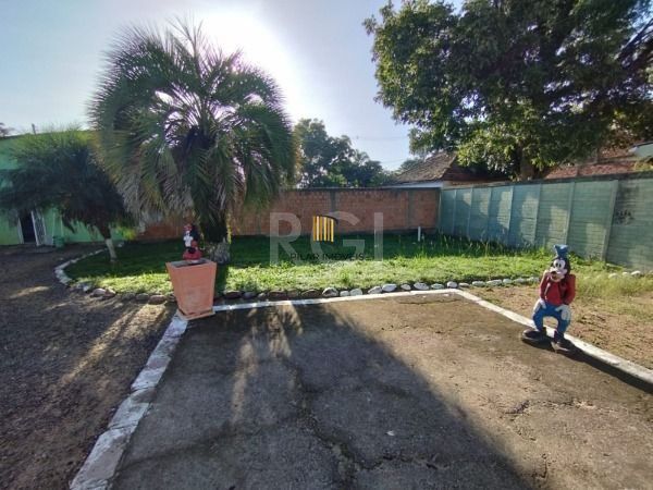 Casa em Porto Alegre, no bairro Belém Novo, com 5 dormitório(s), e 5 banheiros, à venda.