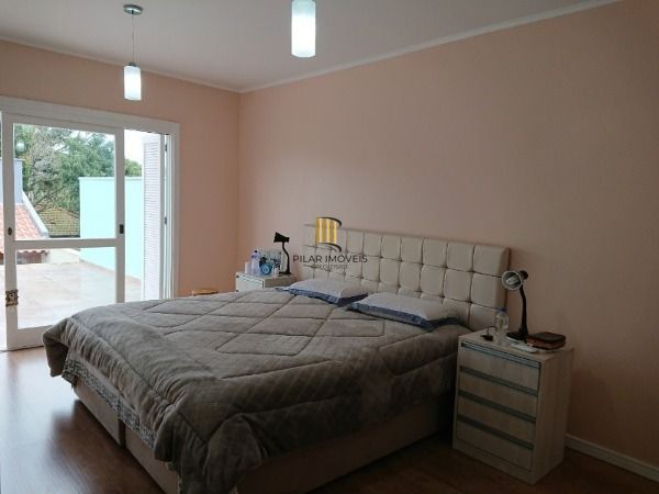 Casa em Porto Alegre, no bairro Espirito Santo, com 4 dormitório(s), e 4 banheiros, à venda.