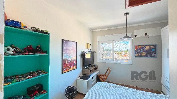 Casa em Porto Alegre, no bairro Guarujá, com 3 dormitório(s), e 3 banheiros, à venda.
