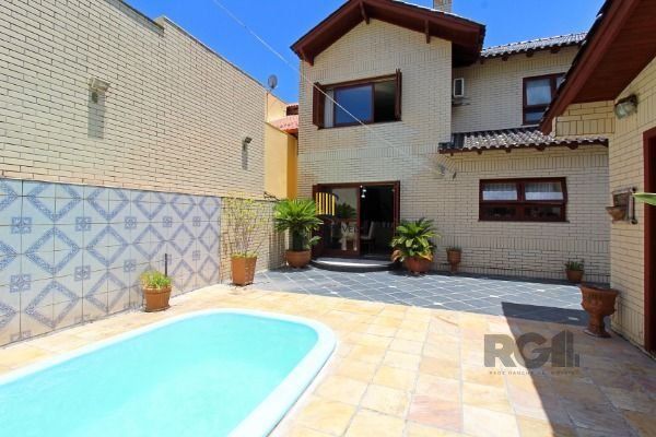 Casa em Porto Alegre, no bairro Ipanema, com 3 dormitório(s), e 3 banheiros, à venda.
