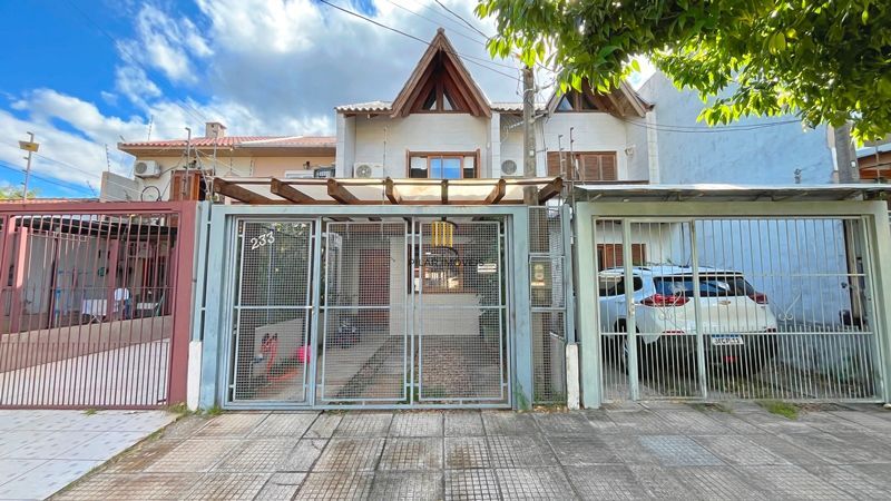 Casa 2 dormitórios no bairro Guarujá