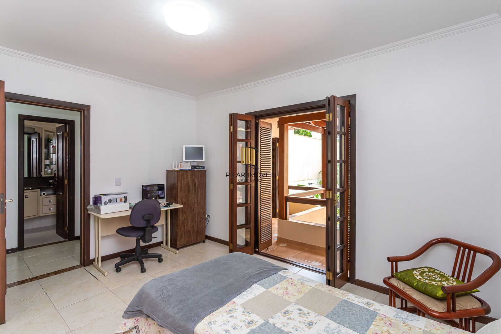 Casa de 272m², 4 dormitórios, 2 suítes e 4 vagas de garagem, no bairro Ipanema, próxima à orla do Guaíba.