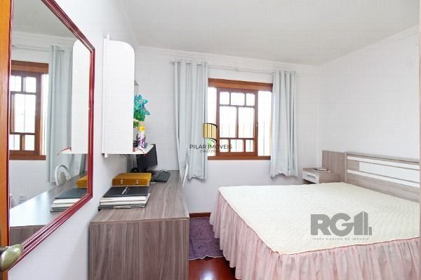 Casa em Porto Alegre, no bairro Belém Novo, com 3 dormitório(s), e 3 banheiros, à venda.