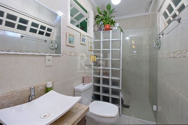 Casa em Porto Alegre, no bairro Ipanema, com 3 dormitório(s), e 3 banheiros, à venda.