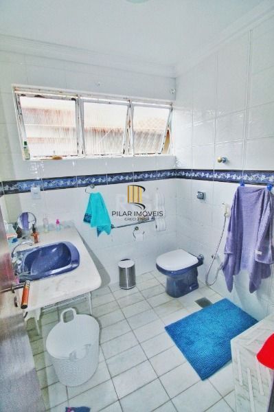 Casa em Porto Alegre, no bairro Jardim Isabel, com 4 dormitório(s), e 4 banheiros, à venda.