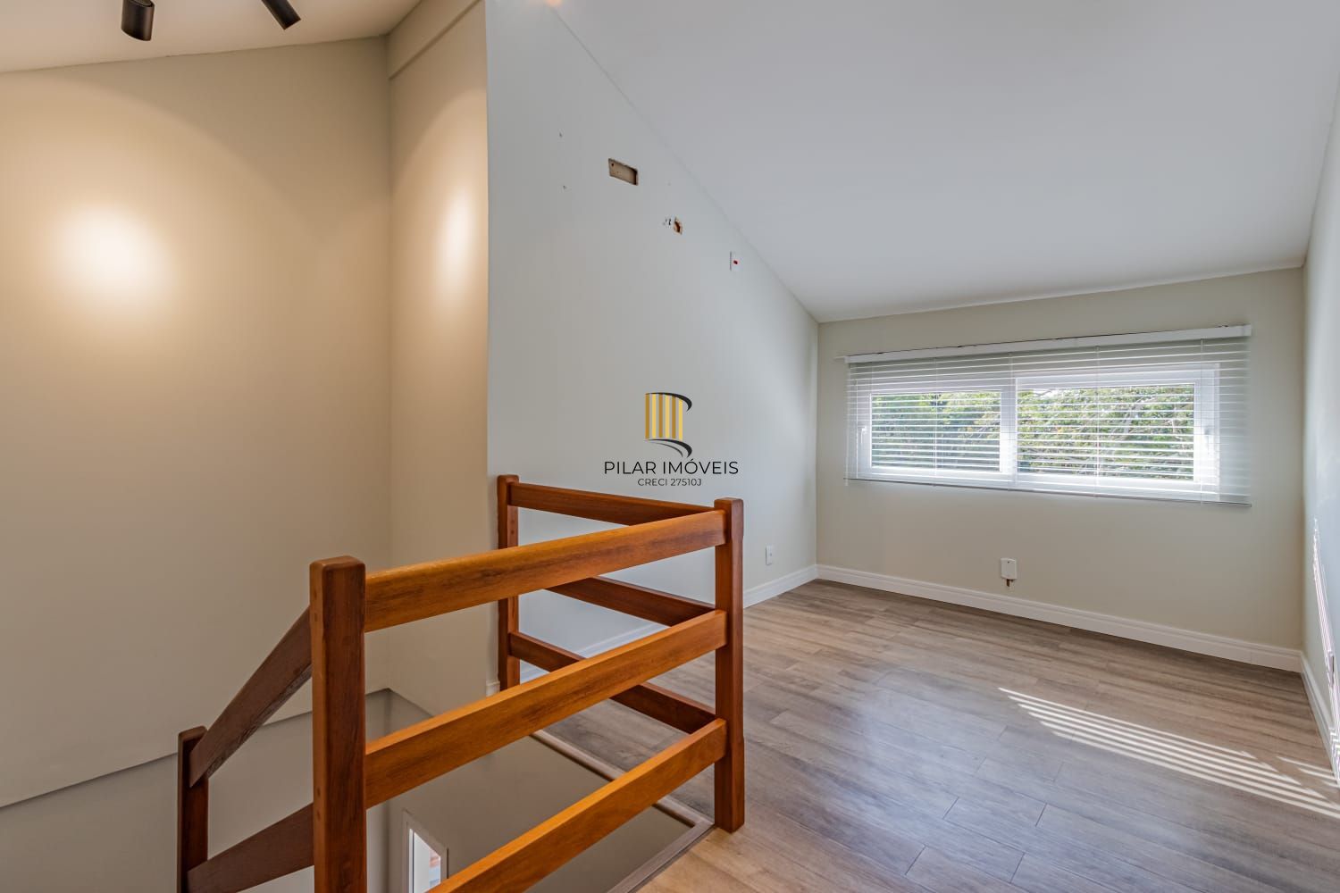 Sobrado 2 dormitórios com sótão em condomínio no bairro Hípica Urubatan zona sul de Porto Alegre !