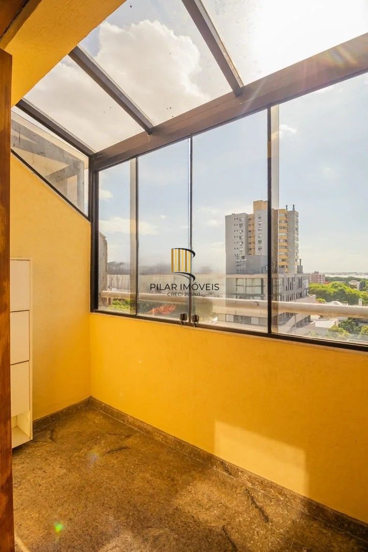 Belíssima cobertura duplex, com 262m2, 3 dormitórios e 2 vagas de garagem.