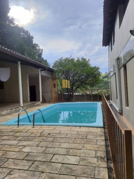 Casa em Porto Alegre, no bairro Vila Nova, com 4 dormitório(s), e 4 banheiros, à venda.