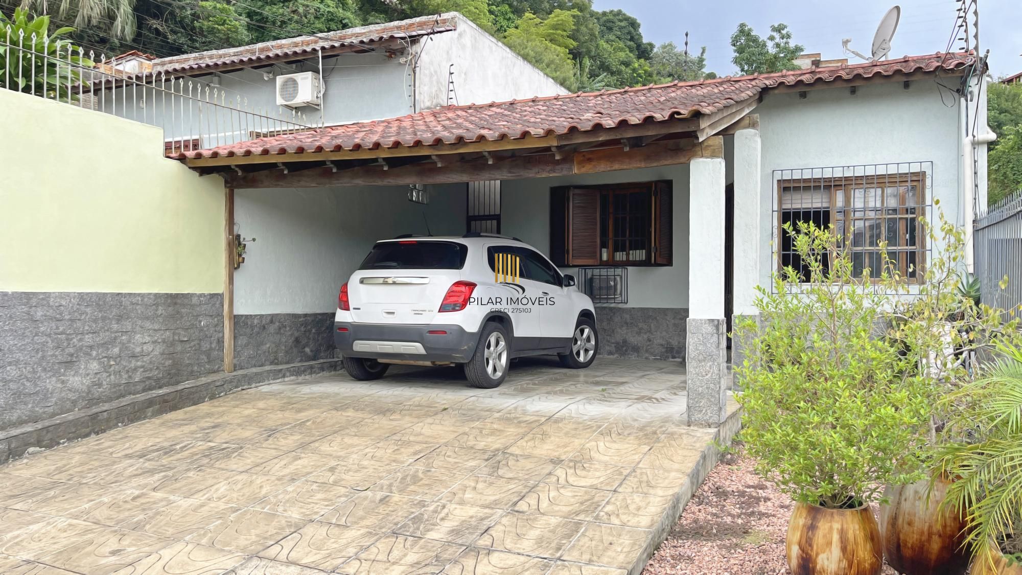 Casa em Porto Alegre, no bairro Vila Nova, com 3 dormitórios, 156 m² , 4 vagas. - Pilar Imóveis