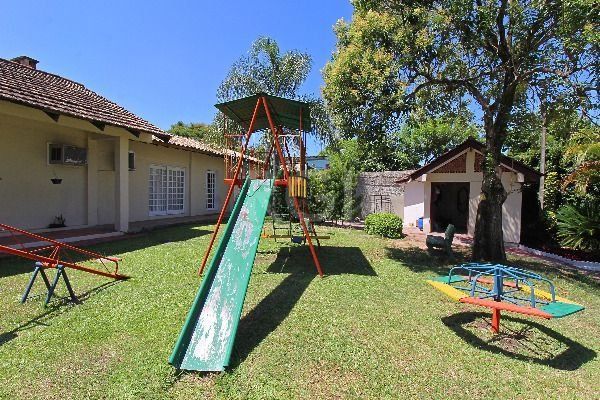 Casa em Porto Alegre, no bairro Ipanema, com 3 dormitório(s), e 3 banheiros, à venda.