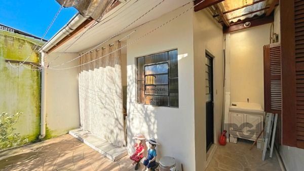 Casa em Porto Alegre, no bairro Nonoai, com 4 dormitório(s), à venda.