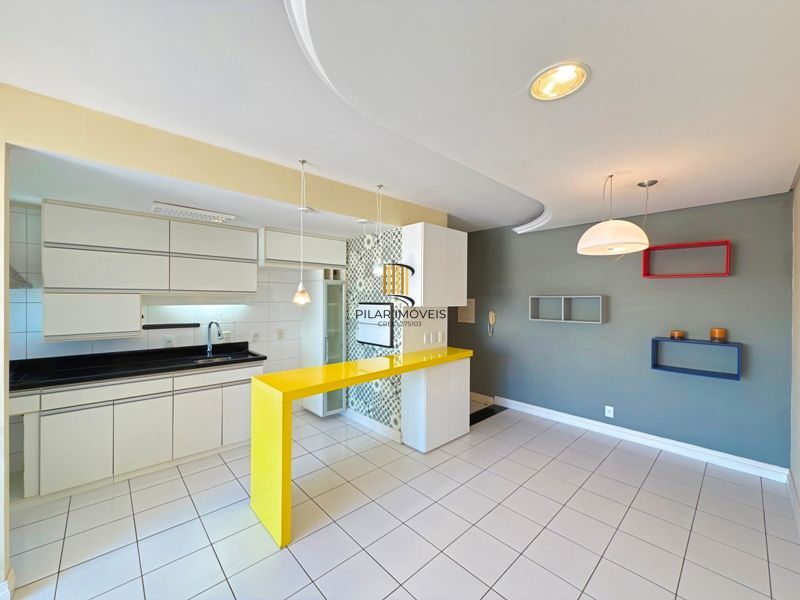 Apartamento com 2 dormitórios, 2 vagas, 65m2 coração do Menino Deus.