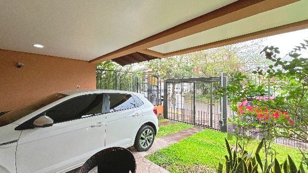Casa em Porto Alegre, no bairro Hípica, com 3 dormitório(s), e 3 banheiros, à venda.