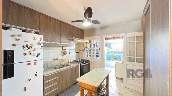 Casa Condominio em Porto Alegre, no bairro Cavalhada, com 3 dormitório(s), e 3 banheiros, à venda.