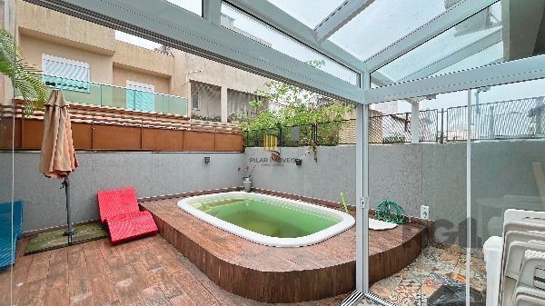 Casa em Porto Alegre, no bairro Hípica, com 3 dormitório(s), e 3 banheiros, à venda.