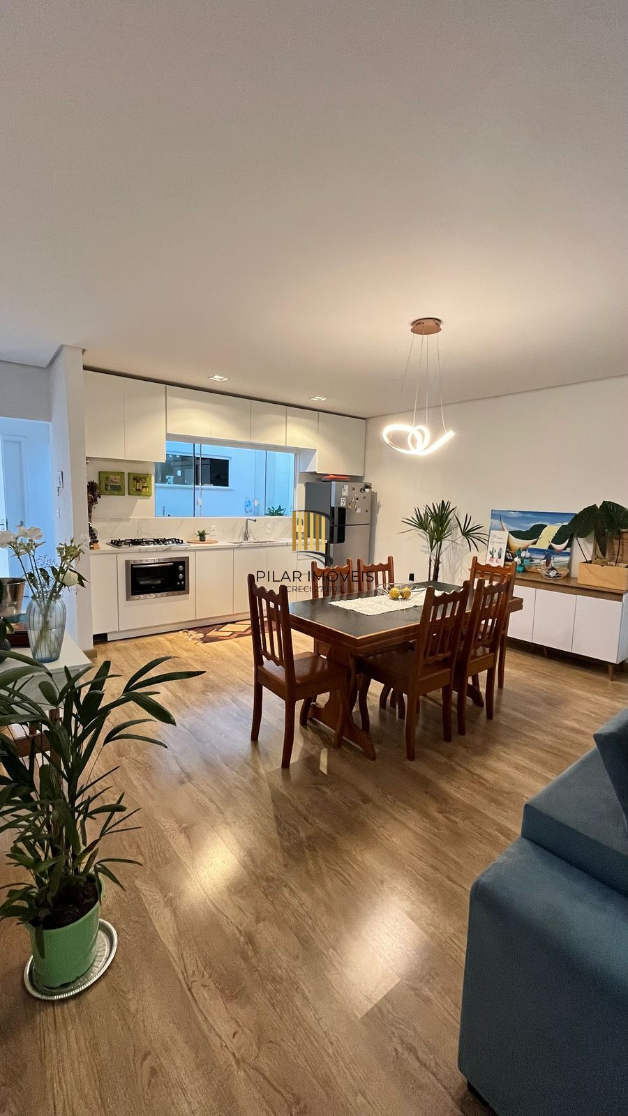 Vendo prédio comercial com 01 loja e 02 apartamentos. Excelente para investimento.