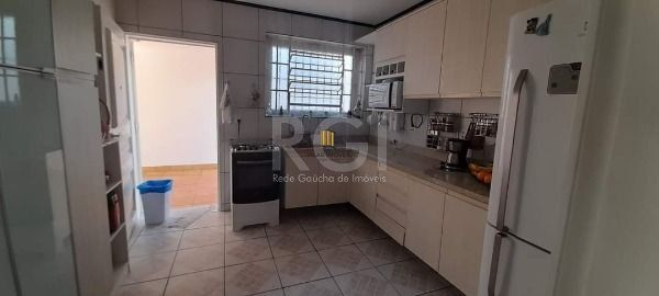 Casa para Venda - 374m², 4 dormitórios, sendo 1 suites, 3 vagas - Guarujá