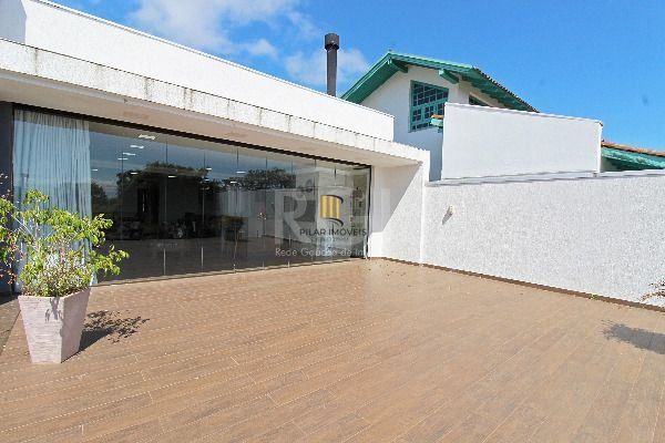 Casa para Venda - 400m², 4 dormitórios, sendo 2 suites, 4 vagas - Guarujá