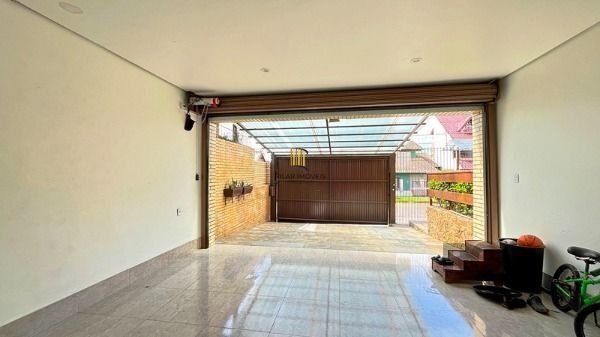 Casa em Porto Alegre, no bairro Ipanema, com 4 dormitório(s), e 4 banheiros, à venda.