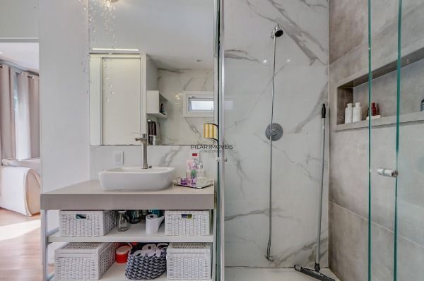 Casa em Porto Alegre, no bairro Tristeza, com 2 dormitório(s), e 2 banheiros, à venda.
