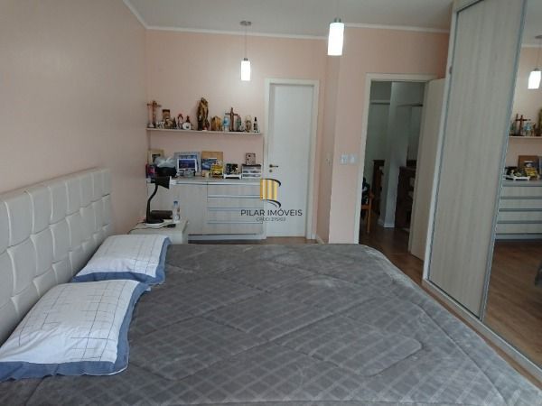 Casa em Porto Alegre, no bairro Espirito Santo, com 4 dormitório(s), e 4 banheiros, à venda.