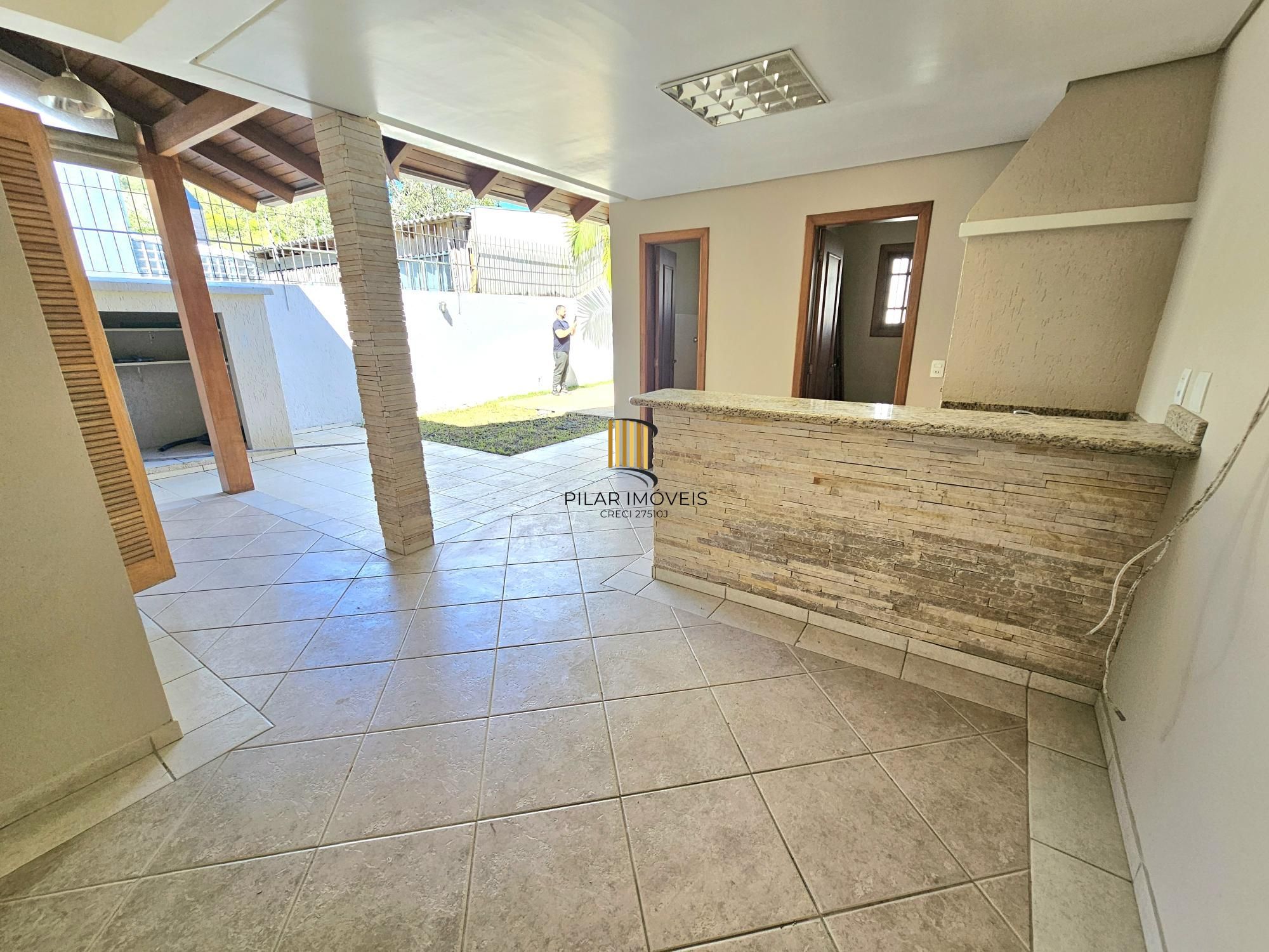 Sobrado 3 dormitórios com lareira, churrasqueira, piscina, 4 vagas garagem com 196,00m² de área construída no bairro Hípica !