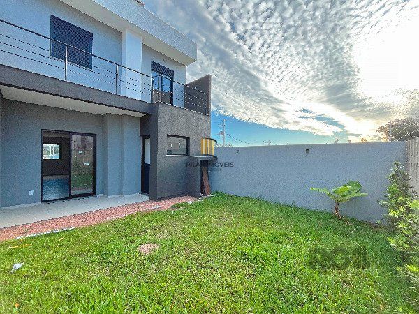 Casa em Porto Alegre, no bairro Hípica, com 3 dormitório(s), e 3 banheiros, à venda.