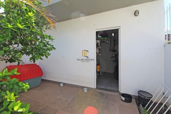 Ótima Casa com 3 dormitórios, semi mobiliada, pátio e vaga para carro.