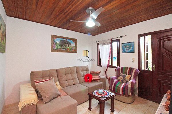 Casa em Porto Alegre, no bairro Ipanema, com 2 dormitório(s), e 2 banheiros, à venda.